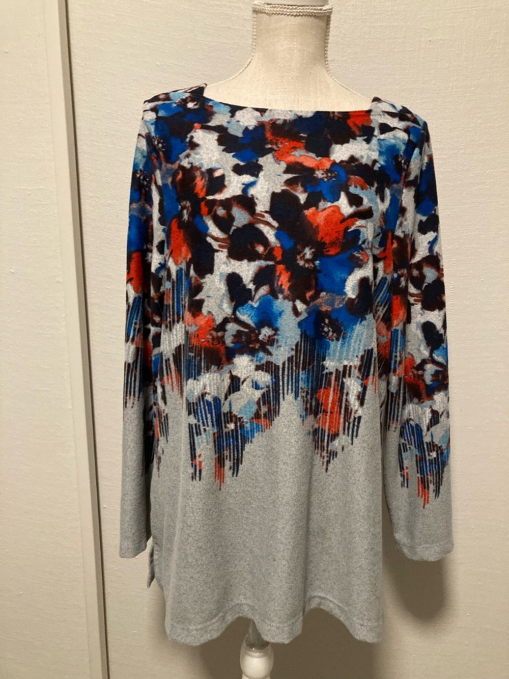 Women's Gray Floral Brushstroke Long-Sleeve Top